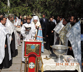 Митрополит Лазарь отслужил молебен для беженцев Юго-Востока Украины и передал в дар библейские издания РБО